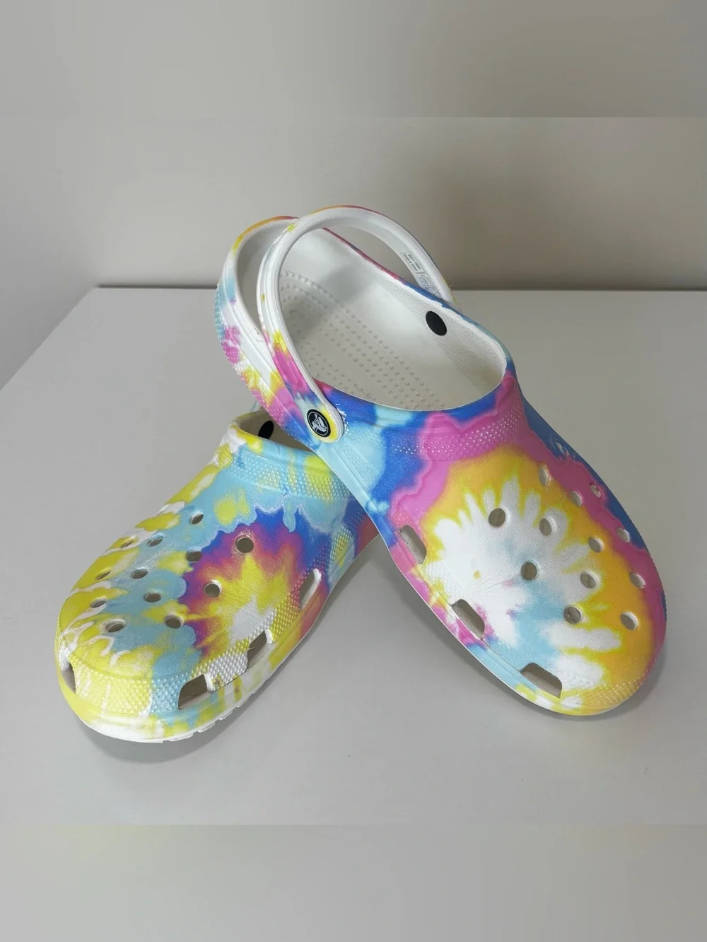 Crocs Classic Men’s Tie-Dye Beach Graphic Clogs/Sandals Multicolor Size 13